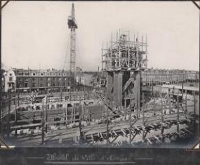 Hôtel de ville d'Arras en construction.