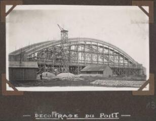 Pont de Bagneux, décoffrage du pont.