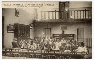 Arras (Pas-de-Calais), école normale d'institutrices. Un coin de la bibliothèque.