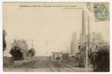 Pernes en Artois (Pas-de-Calais), intérieur de la gare - les ciments.