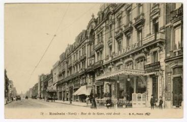 Rue de la Gare, côté droit.