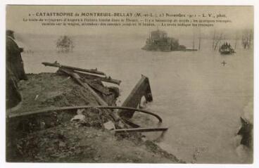 Le train de voyageurs d'Angers à Poitiers tombe dans le Thouet - Il y a beaucoup de noyés ; les quelques rescapés, montés sur le wagon, attendent des secours pendant 10 heures ; la croix indique les rescapés.
