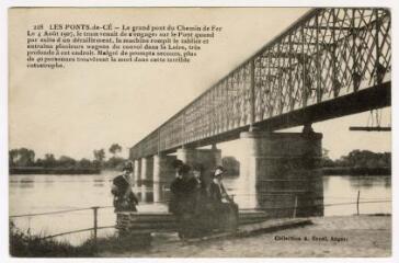 Le grand pont du chemin de fer le 4 août 1907, le train venait de s'engager sur le pont quand, par la suite d'un déraillement, la machine rompit le tablier et entraîna plusieurs wagons du convoi dans la Loire très profonde à cet endroit ; malgré de prompts secours, plus de 40 personnes trouvèrent la mort dans cette terrible catastrophe.