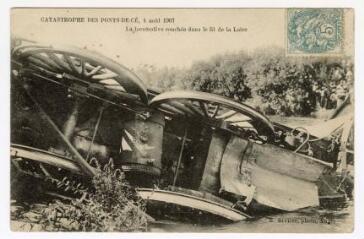 La locomotive couchée dans le lit de la Loire.