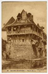 2 vues Carte postale confectionnée à partir d'une photographie sépia représentant une vieille maison de Salies-de-Béarn, publiée aux éditions Alquier.